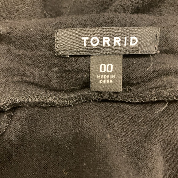 Torrid casual skirt, elastic waistband with button detail, has pockets! Size 00. - Picture 3 of 4